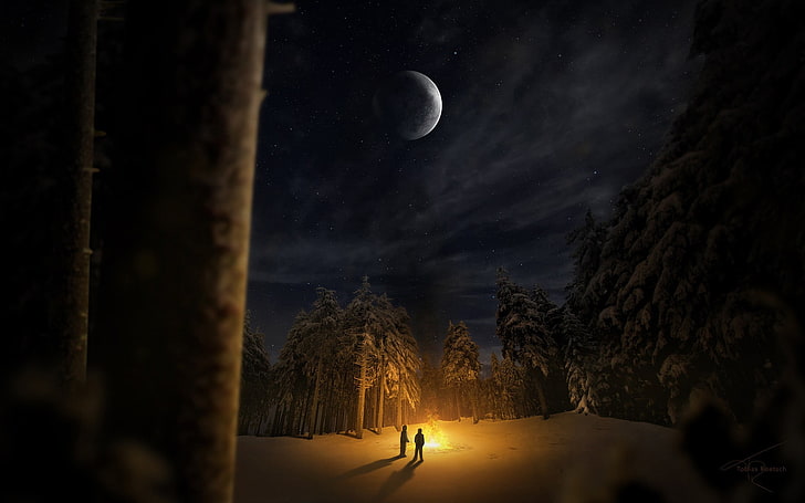 夜間の満月の下でき火の上に立っている2人の壁紙、デジタルアート、ファンタジーアート、人々、絵画、アートワーク、シルエット、自然、フィールド、木、夜、月、空、雲、冬、雪、火、キャンプファイヤー、影、星、森、煙、 HDデスクトップの壁紙