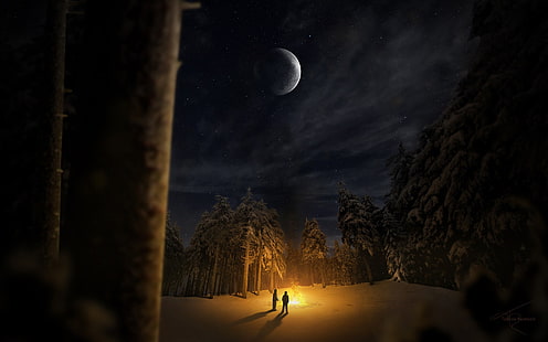 夜間の満月の下でき火の上に立っている2人の壁紙、デジタルアート、ファンタジーアート、人々、絵画、アートワーク、シルエット、自然、フィールド、木、夜、月、空、雲、冬、雪、火、キャンプファイヤー、影、星、森、煙、 HDデスクトップの壁紙 HD wallpaper