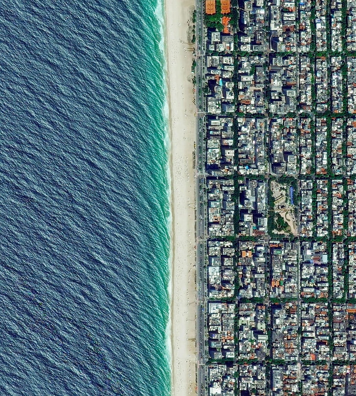 въздушна снимка на село до голямо водно тяло, природа, пейзаж, портретен дисплей, плаж, Рио де Жанейро, Бразилия, въздушен изглед, сграда, град, къща, море, HD тапет, тапет за телефон