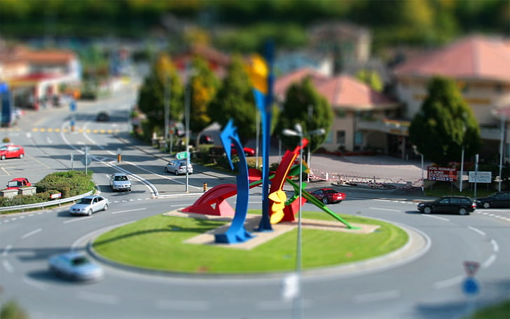 zdjęcie miasta tilt shift, wielobarwna diorama z okrążeniem z samochodami i domem, tilt shift, road, traffic, urban, Tapety HD
