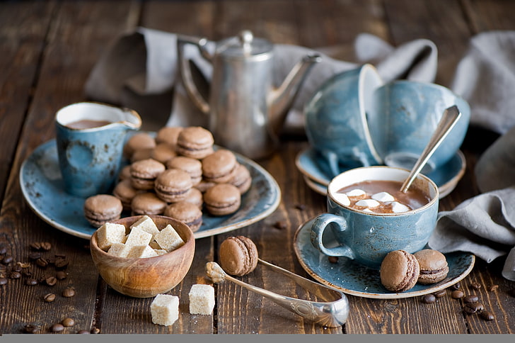 tazza in ceramica blu, bollitore, tazze, natura morta, cioccolata calda, pasta, marshmallow, chicchi di caffè, Sfondo HD