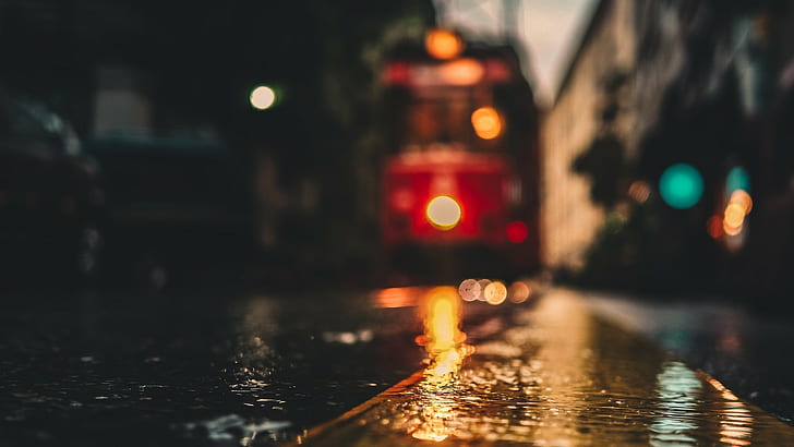 elettrico, tram, angolo basso, strada, sfocato, giorno di pioggia, piovoso, sfocato, Sfondo HD