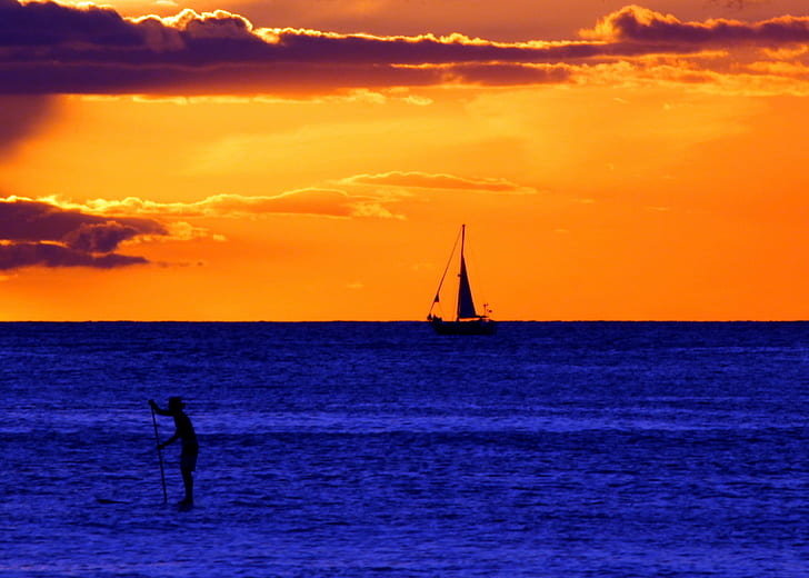 barca e corpo d'acqua illustrazione, spiaggia di Waikiki, spiaggia di Waikiki, tramonto, Waikiki Beach, corpo d'acqua, illustrazione, vista, sole, barca a vela, vela, paddle surf, spiaggia di Waikiki, HNL, Honolulu Hawaii, Oahu Island, mare, spiaggia, estate, sagoma, sport, natura, imbarcazione nautica, acqua, tramonto, vacanze, cielo, al di fuori, Sfondo HD