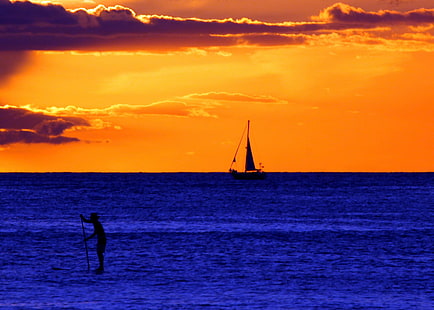 barca e corpo d'acqua illustrazione, spiaggia di Waikiki, spiaggia di Waikiki, tramonto, Waikiki Beach, corpo d'acqua, illustrazione, vista, sole, barca a vela, vela, paddle surf, spiaggia di Waikiki, HNL, Honolulu Hawaii, Oahu Island, mare, spiaggia, estate, sagoma, sport, natura, imbarcazione nautica, acqua, tramonto, vacanze, cielo, al di fuori, Sfondo HD HD wallpaper