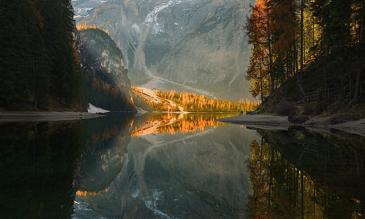 árvores marrons e verdes, fotografia de paisagem do corpo de água, cercada por árvores perto da montanha, reflexão, montanhas, árvores, outono, lago, HD papel de parede