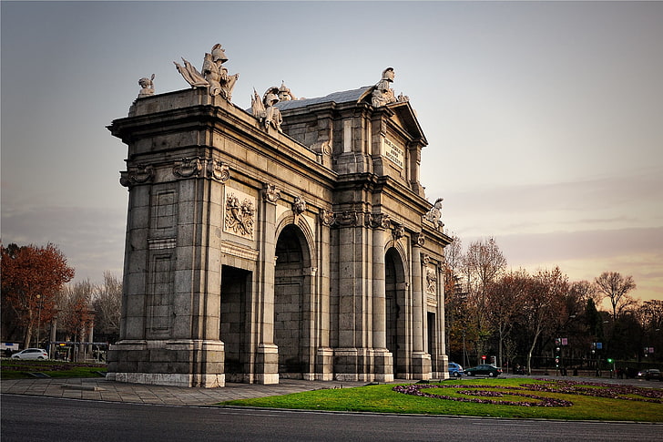 Alcala Gate مدريد إسبانيا ، معلم قوس خرساني رمادي ، العالم ، مناظر المدينة ، إسبانيا، خلفية HD