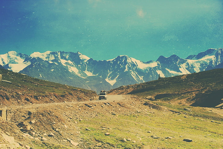 schwarzer und brauner Bretterzaun, Berge, Straße, Auto, HD-Hintergrundbild