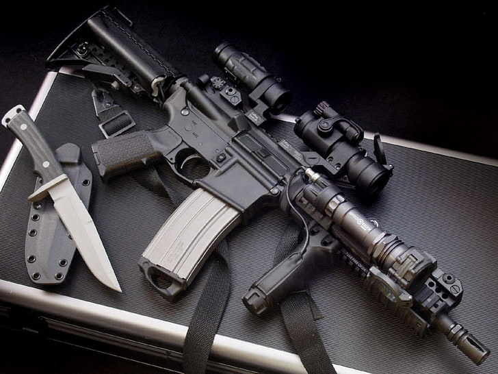بندقية هجومية سوداء وسكين فولاذي رمادي مع غمد ، أسلحة ، كولت AR-15 ، مسدس، خلفية HD
