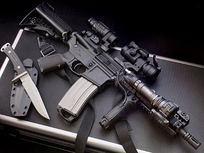 بندقية هجومية سوداء وسكين فولاذي رمادي مع غمد ، أسلحة ، كولت AR-15 ، مسدس، خلفية HD HD wallpaper