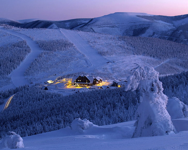 maisons brunes avec neige blanche, hôtel, montage station de ski, neige, lumière, Fond d'écran HD