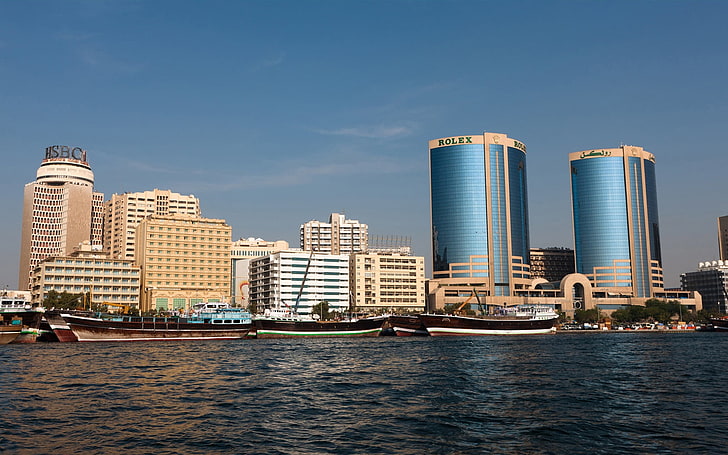 المباني الخرسانية ، دبي ، الإمارات العربية المتحدة ، المباني ، ناطحات السحاب ، البحر، خلفية HD