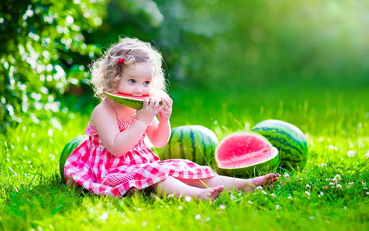 소녀의 분홍색과 흰색 스파게티 스트랩 미니 드레스, 어린이, 잔디, 수박, 먹기, 핑크 드레스, 금발, 과일, 격자 무늬, 파란 눈, HD 배경 화면