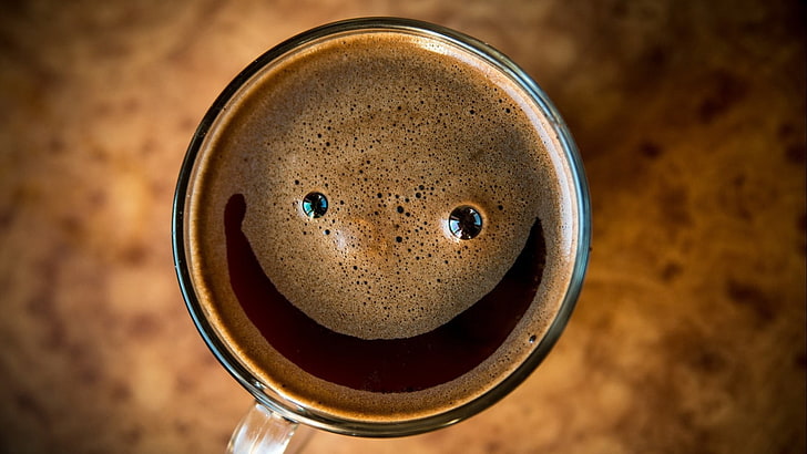 Klares Trinkglas, Kaffee, Draufsicht, lächelnd, HD-Hintergrundbild