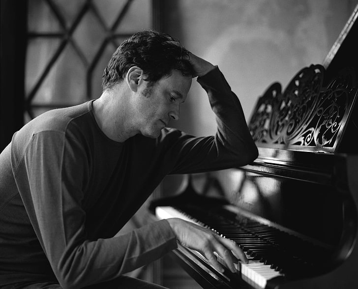 felpa girocollo da uomo in scala di grigi foto, attore, pianoforte, piano, Colin Firth, Sfondo HD