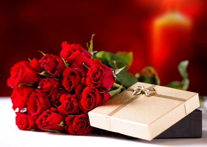 bouquet of red roses and beige gift box, flowers, holiday, gift, roses, bouquet, red roses, HD wallpaper