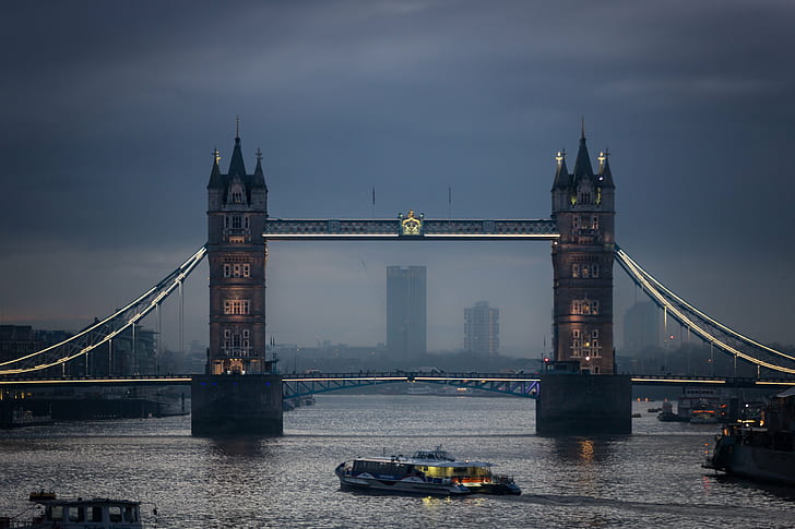 توين تاور بريدج لندن في الليل ، جسر البرج ، الضباب ، جسر البرج ، البرجين التوأمين ، لندن ، في الليل ، تصوير الشوارع ، كانون ، فليكر ، 70-200 ملم ، نهر التايمز ، لندن - إنجلترا ، المكان الشهير ، المملكة المتحدة ، إنجلترا ، الجسر - هيكل من صنع الإنسان ، هندسة معمارية ، نهر ، معلم دولي ، تاريخ ، وجهات سفر ، برج، خلفية HD