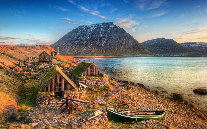 Barca della costa del mare della montagna dell'Islanda, due case di legno marroni, Islanda, montagna, mare, costa, barca, Sfondo HD