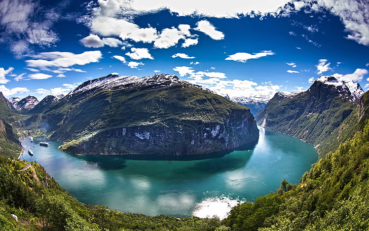 фотография на рибешко око на лещи, панорами, Норвегия, Geiranger, фиорд, круизен кораб, планини, гора, снежен връх, облаци, вода, зелен, син, бял, море, природа, пейзаж, HD тапет