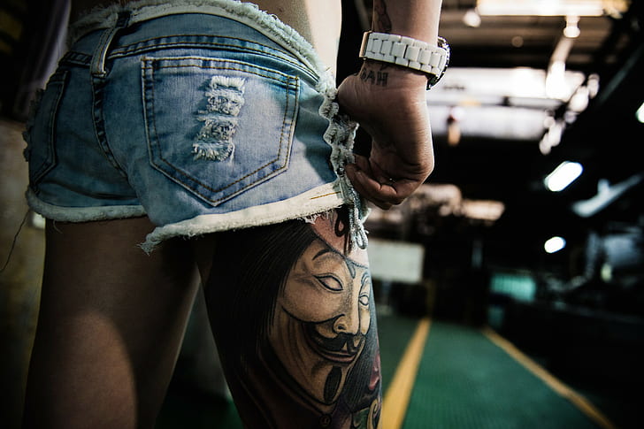 zegarek, Anonimowy, dżinsy, tatuaż, nogi, spodenki, ręce, kobiety, Tapety HD