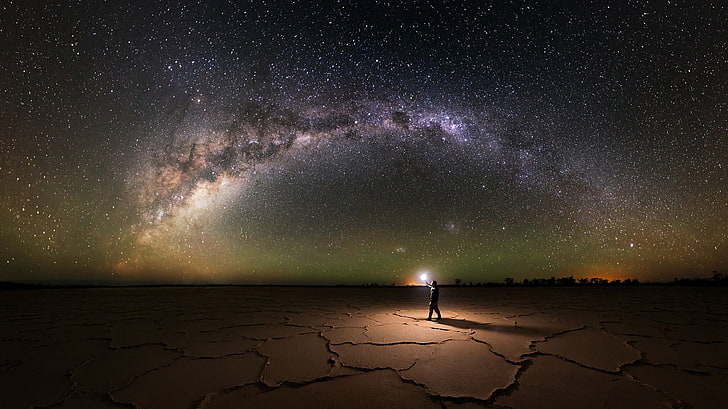мъж, стоящ близо до зелено небе, природа, пейзаж, солени езера, Млечен път, звездна нощ, изследовател, фенер, светлини, галактика, дълго изложение, Австралия, HD тапет