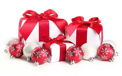 Новый год, Рождество, подарки, белый, красный, лента, красные и белые подарочные коробки и безделушки, Новый год, Рождество, подарки, белый, красный, лента, лента, HD обои HD wallpaper