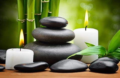 zwei weiße Kerzen und Marmorsteine, Bambus, Blätter, Badekurortsteine, HD-Hintergrundbild HD wallpaper