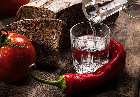 czerwone chili, pomidor i przezroczyste skały szklane, czerwone, czarne, chleb, alkohol, papryka, stos, wódka, pomidor, Tapety HD HD wallpaper