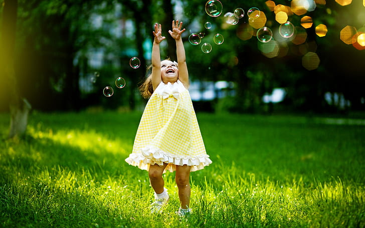 Маленькая девочка, играя с пузырьками, маленькая девочка, пузыри, HD обои