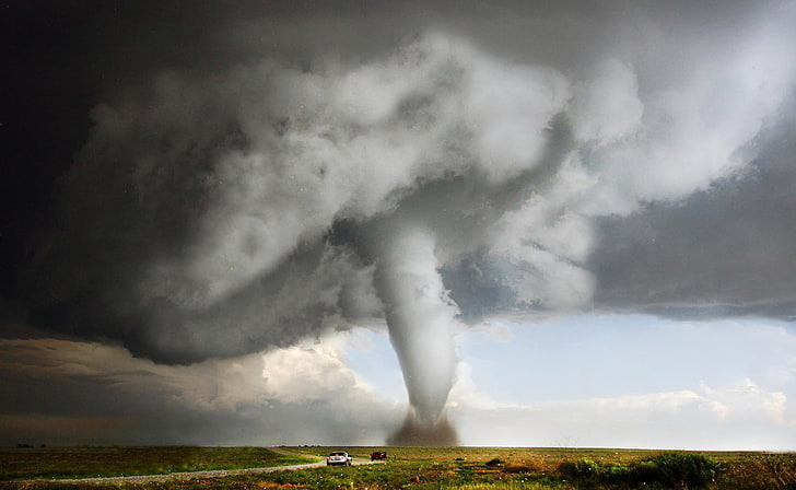 weißer Tornado nahe grauem Auto, Straße, Feld, Tornado, Hurrikan, USA, HD-Hintergrundbild