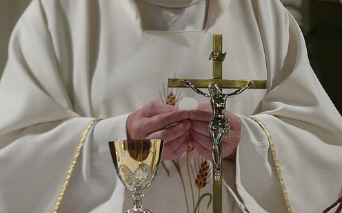 Eucharistie in Priesterhand, Priester, Eucharistie, Kirche, Kruzifix, HD-Hintergrundbild HD wallpaper
