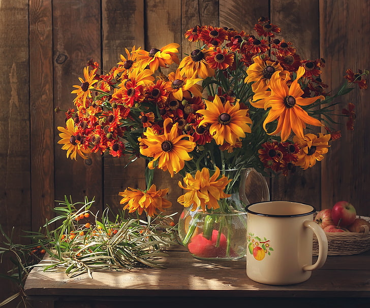 décoration de table vase clair fleurs jaunes et rouges, fleurs, table, pommes, bouquet, mug, vase, nature morte, zinnia, Fond d'écran HD