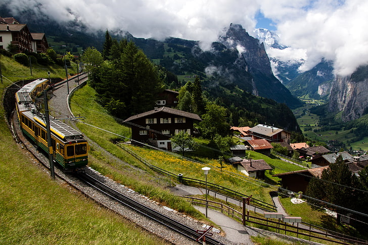 黄色と緑の電車、雲、木、山、電車、家、スイス、谷、斜面、鉄道、渓谷、ラウターブルンネン、 HDデスクトップの壁紙