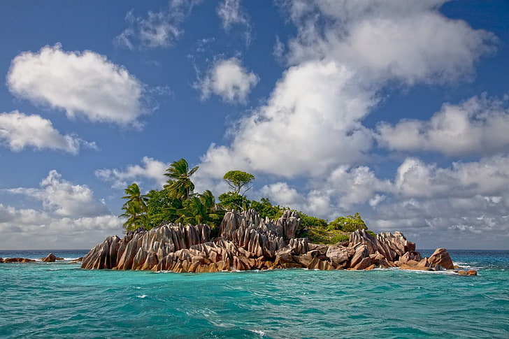 île entourée d'un plan d'eau, Seychelles, île, mer, tropical, plage, turquoise, nuages, exotique, été, vacances, nature, paysage, Fond d'écran HD