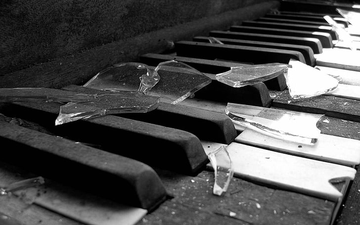 черные клавиши клавиатуры, пианино, музыкальный инструмент, битое стекло, HD обои