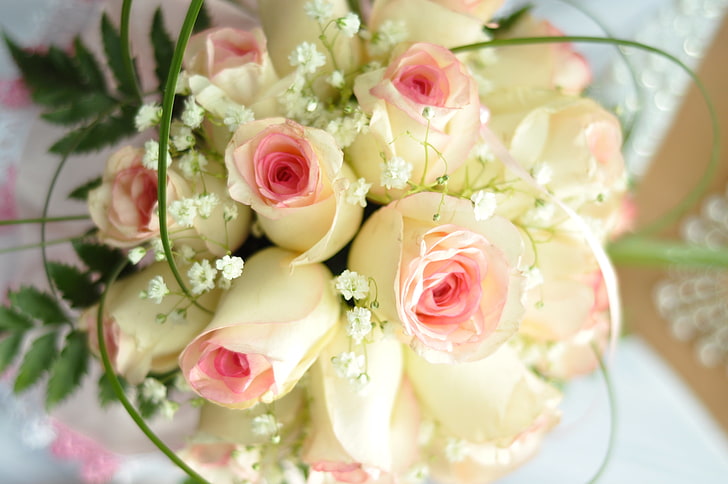 흰색과 분홍색 꽃 테이블 장식, 장미, 꽃다발, 꽃, 잔디, 부드러운, HD 배경 화면