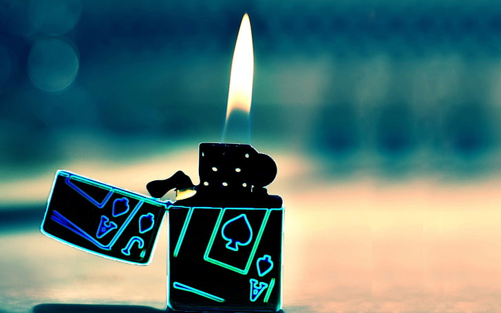 schwarzes und blaues Schlagfeuerzeug, beleuchtetes Feuerzeug auf brauner Oberfläche, Zippo, Feuer, Feuerzeug, Bokeh, HD-Hintergrundbild