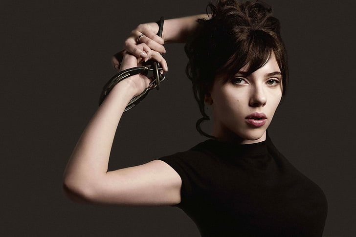 เสื้อคอกลมสีดำของผู้หญิง Scarlett Johansson ผู้หญิงนักแสดงพื้นหลังเรียบง่ายคนดัง, วอลล์เปเปอร์ HD