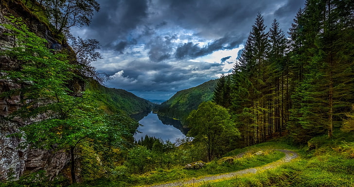 naturaleza, paisaje, lago, bosque, nubes, camino, hierba, árboles, montañas, valle, Noruega, Fondo de pantalla HD