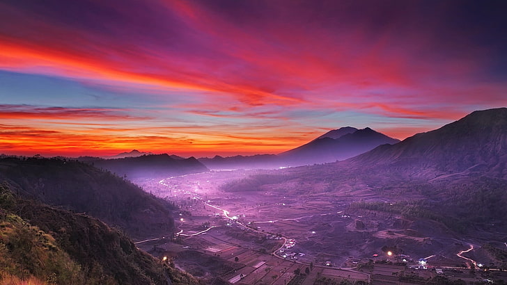 montagnes vertes et violettes, nature, paysage, brouillard, vallée, ciel, Indonésie, montagnes, champ, village, route, lumières, nuages, Fond d'écran HD
