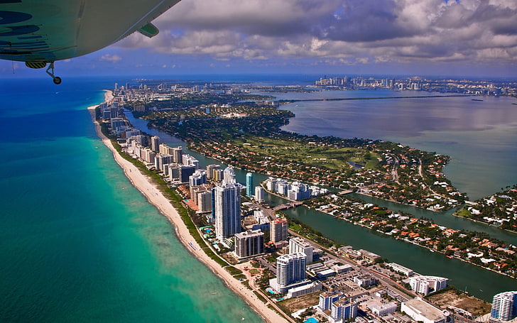 Luftaufnahmen der Stadt mit Wasser, Miami, Stadt, Flug, Blick von der Höhe des Ozeans umgeben, HD-Hintergrundbild