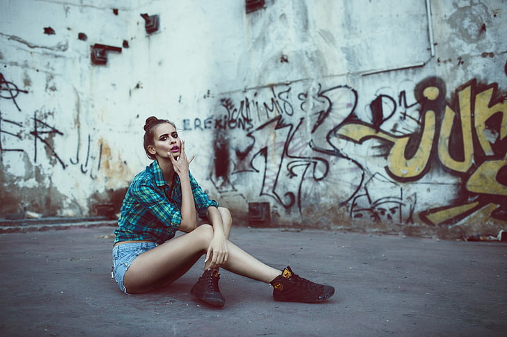 women, model, sitting, jean shorts, wall, graffiti, HD wallpaper