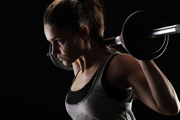 Mujer llevando barbell en hombro vistiendo camiseta gris y negra, deporte, deportes, mujeres, levantamiento de pesas, modelo de fitness, modelo, Fondo de pantalla HD