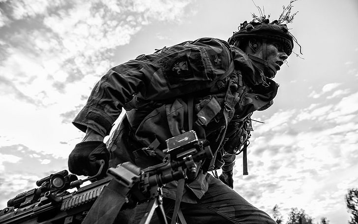 человек в черном костюме держит винтовку, армия, военные, солдат, HD обои