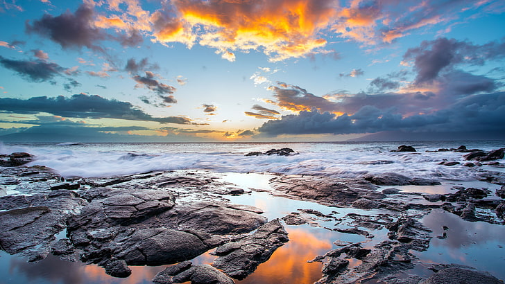 коричневые скалы под голубым и оранжевым небом, вода, море, закат, побережье, облака, волны, камни, пейзаж, природа, небо, солнечный свет, HD обои