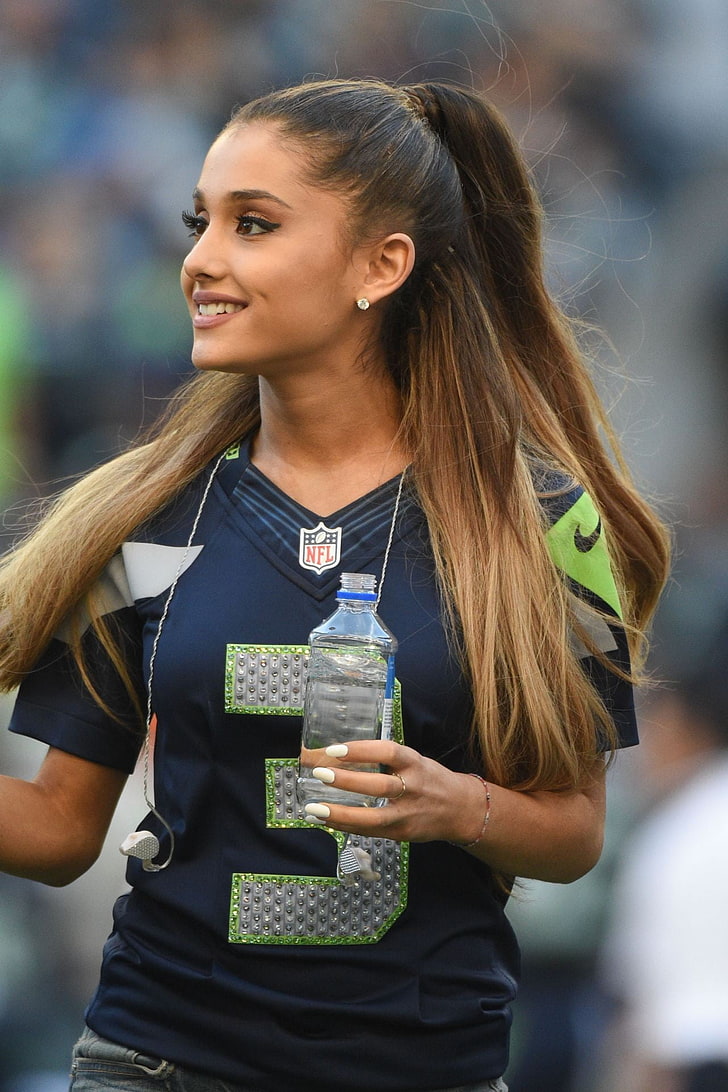 Fútbol de Ariana Grande, Ariana Grande, cantante, celebridad, NFL, Seattle Seahawks, cola de caballo, Fondo de pantalla HD, fondo de pantalla de teléfono