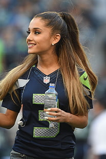 Ariana Grande fotboll, Ariana Grande, sångare, kändis, NFL, Seattle Seahawks, hästsvans, HD tapet HD wallpaper