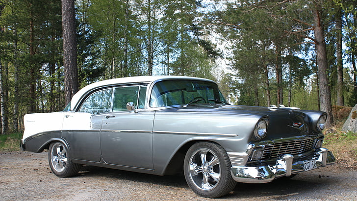 cinza e branco Chevrolet Bel Air estacionado no pavimento do solo, rodeado por árvores, Chevrolet 210, dois-dez, carros clássicos, Chevrolet, Chevy, 1956, sedan, azul, floresta, HD papel de parede