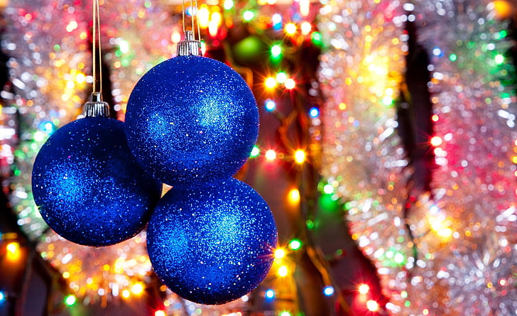 Saludos de la temporada y feliz año nuevo, tres bolas azules, vacaciones, año nuevo, feliz año, temporada, fin de año, saludos, Fondo de pantalla HD