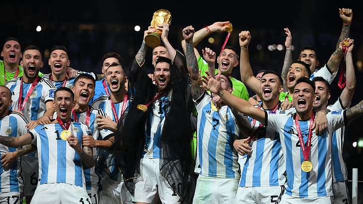 Lionel Messi, FIFA World Cup, Fotbollsspelare, fotboll, Paulo Dybala, Argentina, trofé, fotbollsspelare, män, Grupp män, glad, leende, fotografi, HD tapet