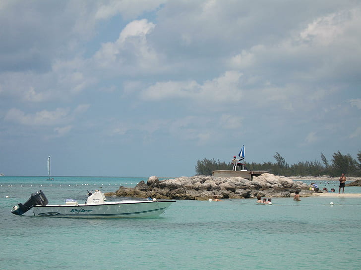 Плаж, бяла моторна лодка в близост до скални джети, остров, круиз, плаж, ваканция, лодка, лодки, HD тапет